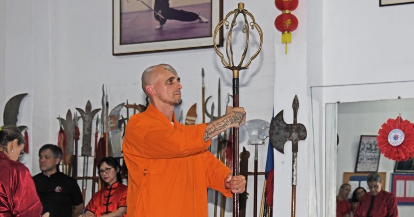 Pode ser uma imagem de artes marciais, flauta e texto