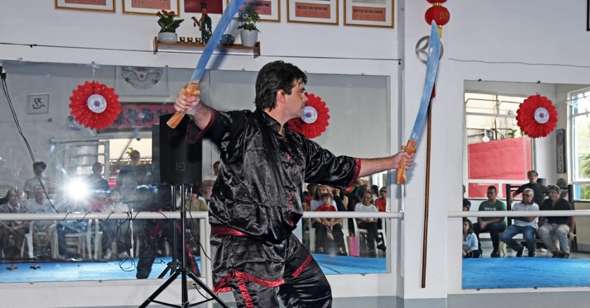 Pode ser uma imagem de artes marciais e texto