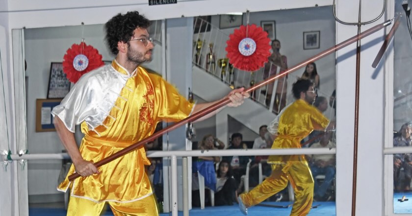 Pode ser uma imagem de praticando atletismo e artes marciais