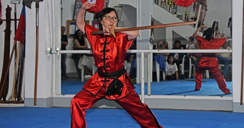 Pode ser uma imagem de artes marciais e texto que diz "A"