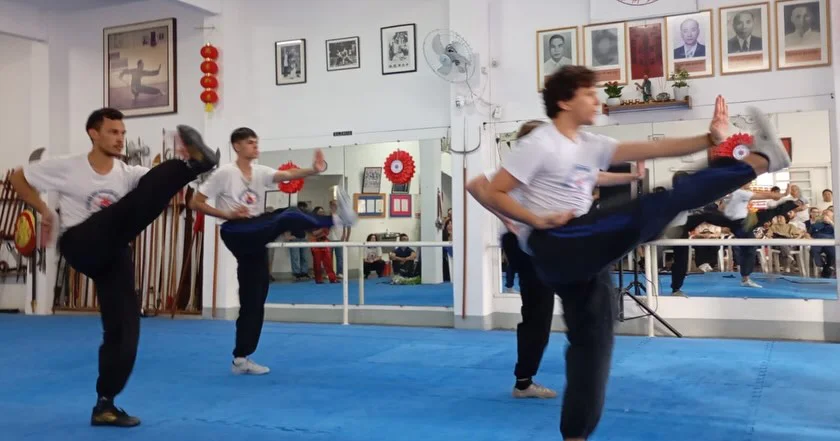 Pode ser uma imagem de artes marciais e texto