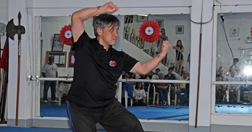 Pode ser uma imagem de artes marciais e texto