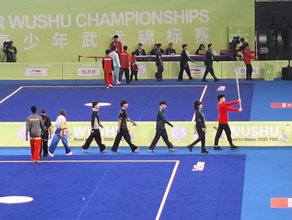 Pode ser uma imagem de texto que diz "WUSHU WUSHUCHAMP CHAMPIONSHIPS 少年武品司 锦 少 少年 少年武 年 锦标 赛 包源 円 2 WEH UT-W W 2026 VUSHU dDac2028Y00 ad ts S Dao 20:23 YOO"